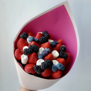 Букет из клубники и свежих ягод